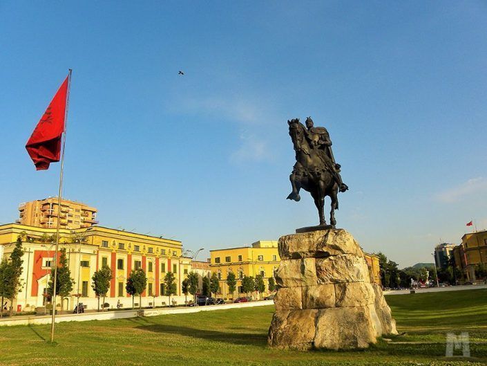 Viajar a Tirana, Albania