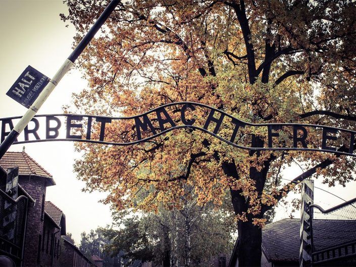 Entrada principal con el lema “Arbeit macht frei”, Campo de Concentración Auschwitz I