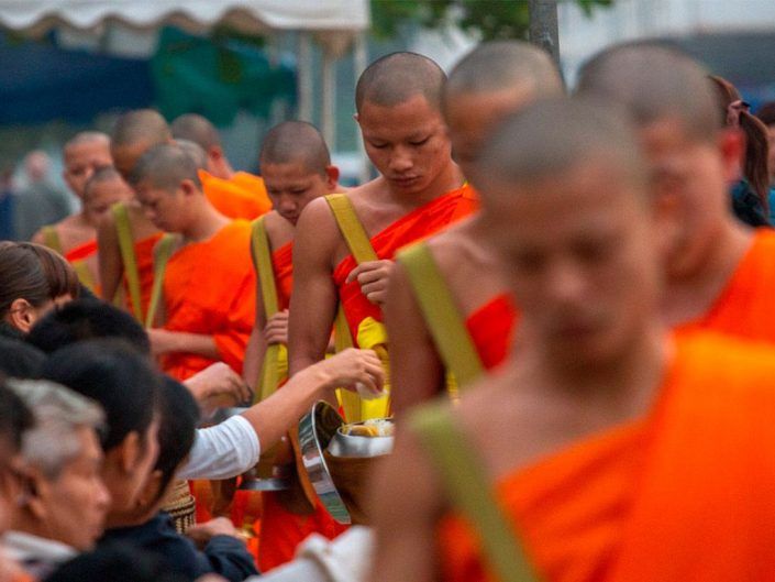 Desfile de los monjes en Luang Prabang