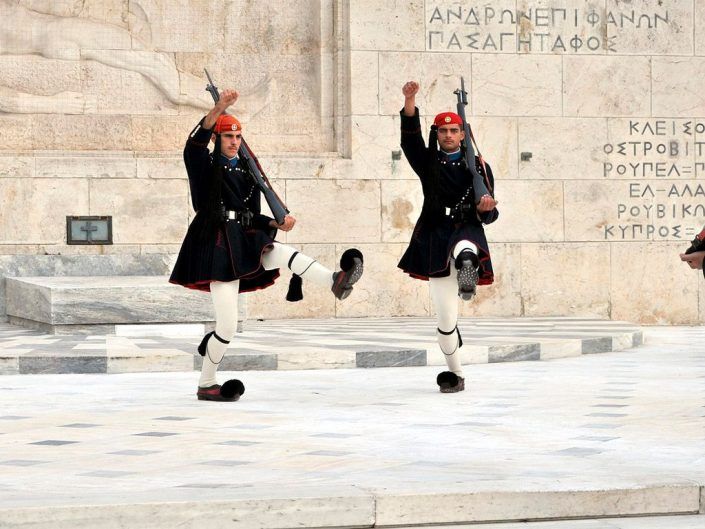 Evzones en el cambio de guardia de Sintagma