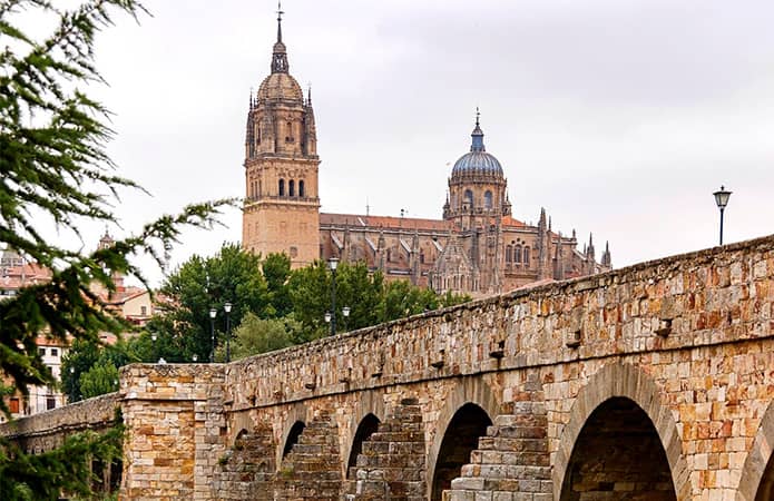 Puente Romano y Catedral de Salamanca - Qué visitar en Salamanca en un día Puente Romano de Salamanca