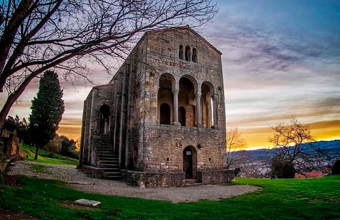 Iglesia de Santa María del Naranco - Qué ver en Oviedo en un día