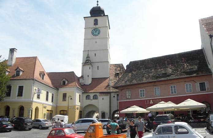 Plaza Pequeña y Torre del Ayuntamiento - Qué ver en Sibiu