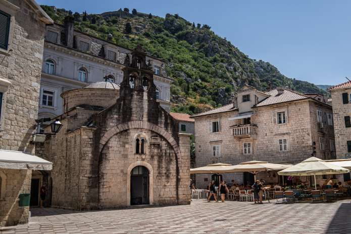 Plaza del casco antiguo de Kotor, Montenegro