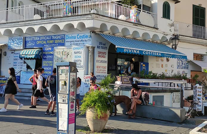 Oficina para comprar los billetes de bus o ferry en Amalfi Oficina para comprar los billetes de bus o ferry para la Costa Amalfitana