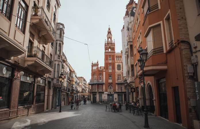 Qué visitar en Badajoz en un día - Plaza de la Soledad y La Giralda