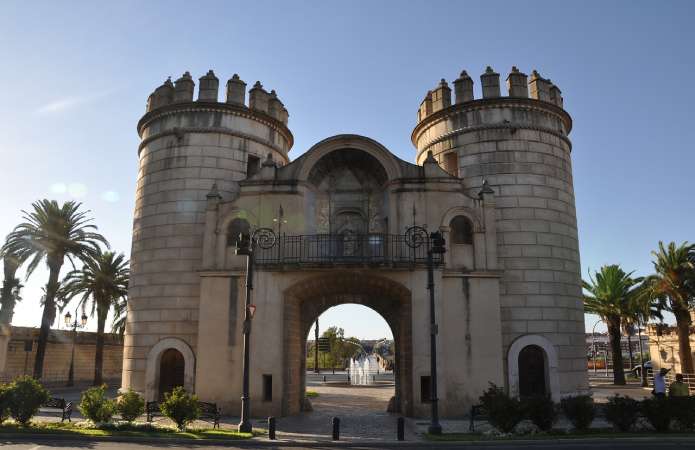 Qué ver en Badajoz en un día - Puente y Puerta de Palmas