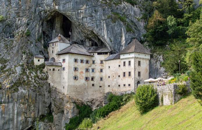 Castillo de Predjama - Mejores lugares que visitar en Eslovenia