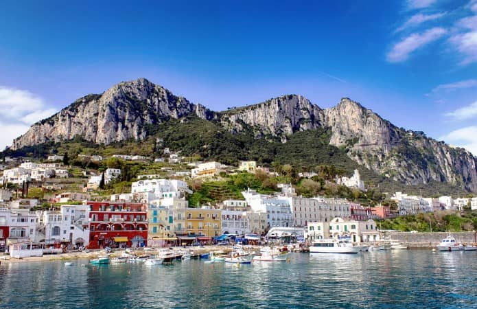 Isla de Capri, una de las mejores excursiones desde Nápoles, Italia