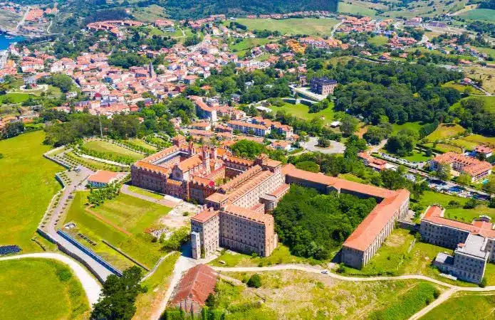Qué visitar en Comillas en un día - Universidad Pontifica