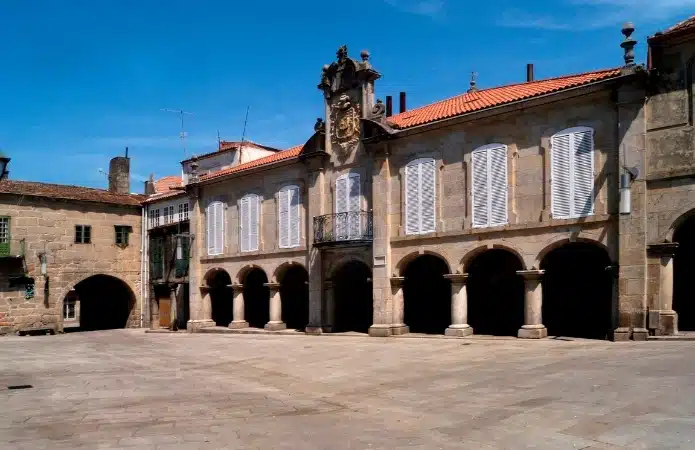 Plaza da Pedreira y Pazo Mugartegui