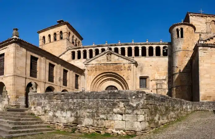 Qué ver en Santillana del Mar - Colegiata de Santa Juliana