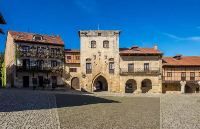 Qué visitar en Santillana del Mar - Plaza Mayor